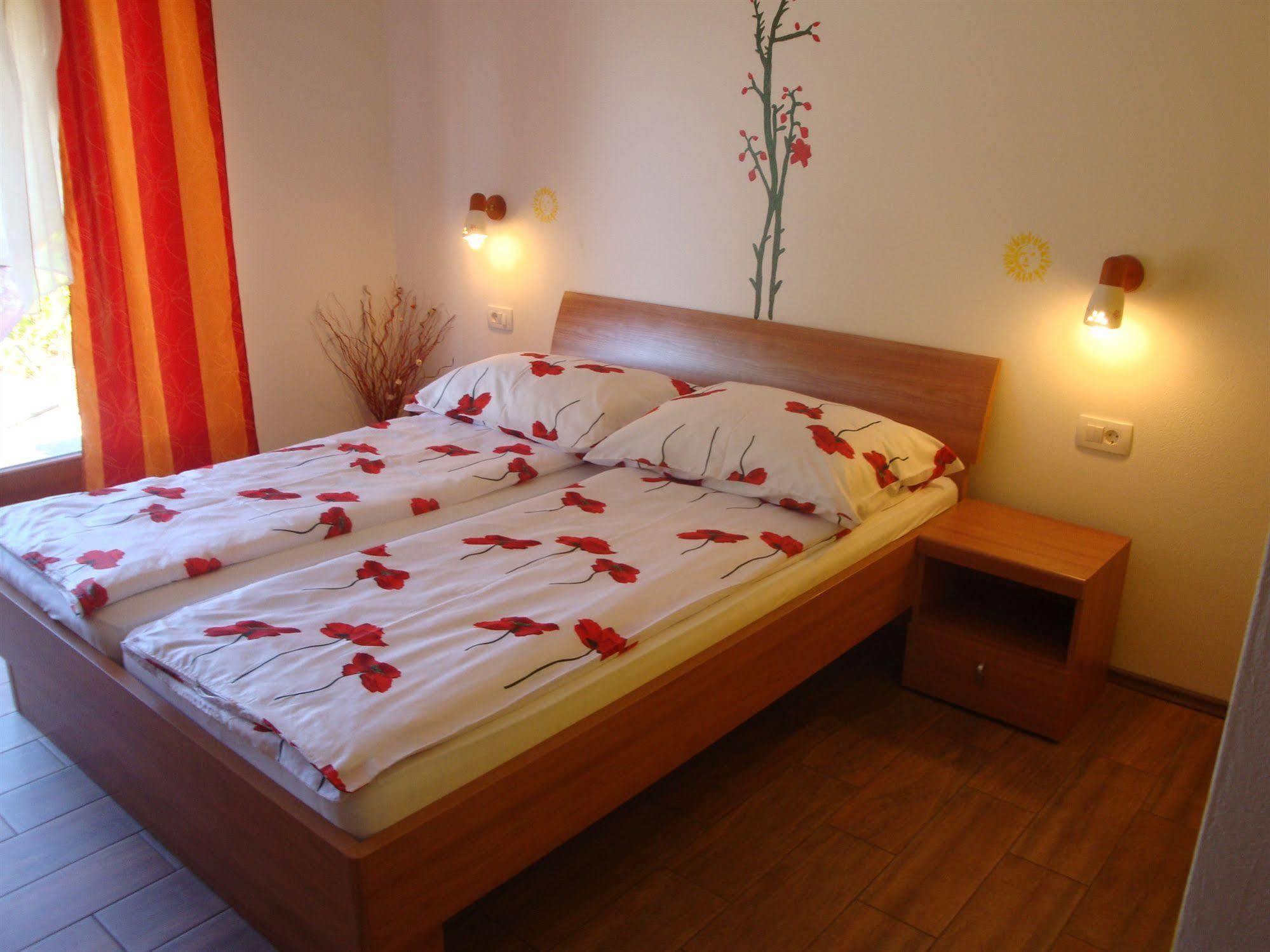 Guesthouse Mesec Zaplana Верхника Экстерьер фото